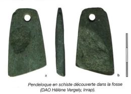 Pendeloque en schiste découverte dans la fosse avec le mobilier daté de l'âge du Bronze ©Adeline Barbe